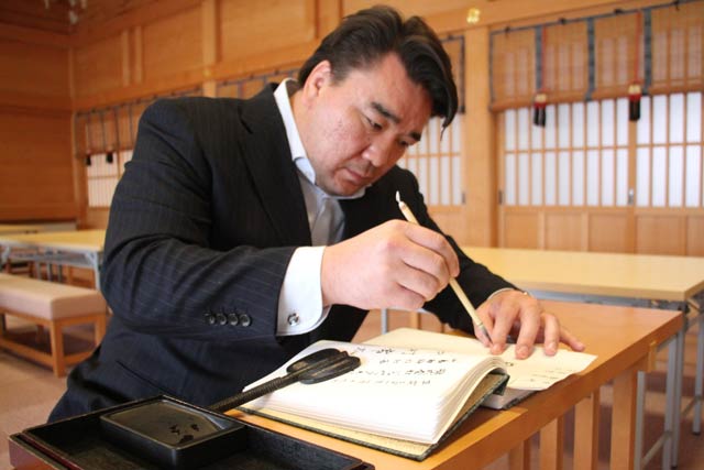参拝前に記帳する日馬富士