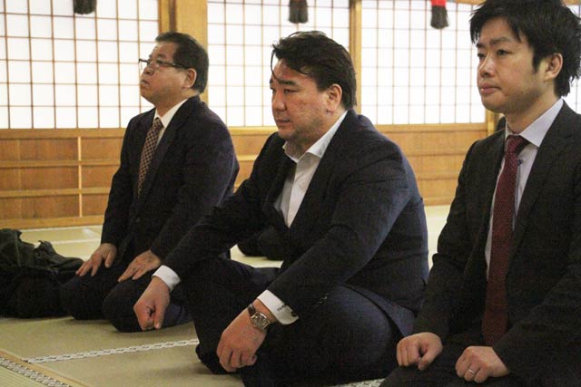 参拝する日馬富士