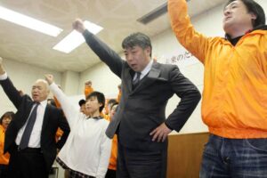 弥彦村長選に出馬する新人の小熊氏を約100人が参集して激励