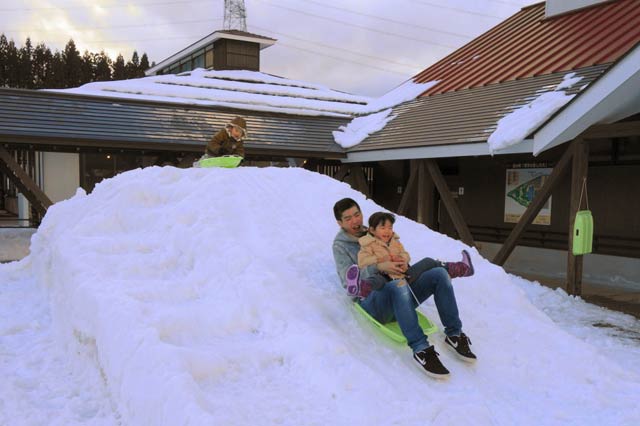 道の駅「漢学の里 しただ」で人気の雪の滑り台
