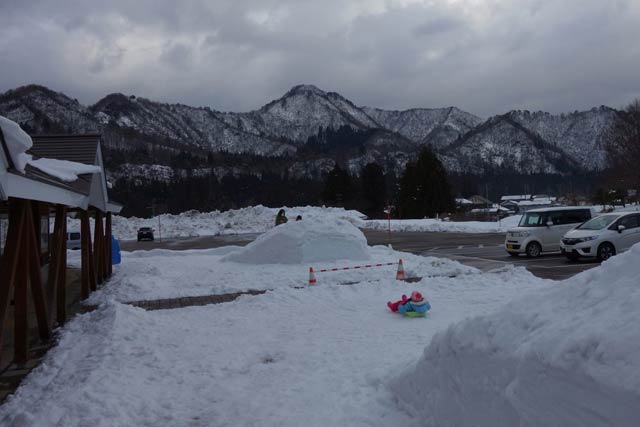 道の駅「漢学の里 しただ」で人気の雪の滑り台