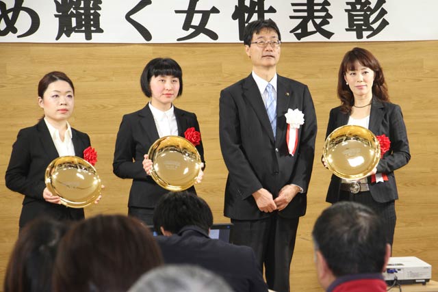 つばめ輝く女性表彰の被表彰者と鈴木市長