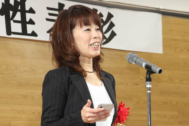 つばめ輝く女性応援賞を受けたコーダ工業株式会社の堀真由美取締役
