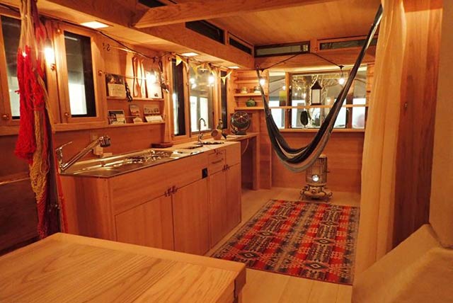 「Pocket Cabin」車内のウッディーな空間