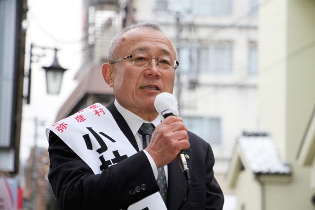 一の鳥居前で第一声を放つ小林氏