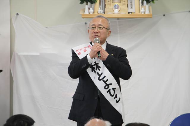 出陣式であいさつする小林氏