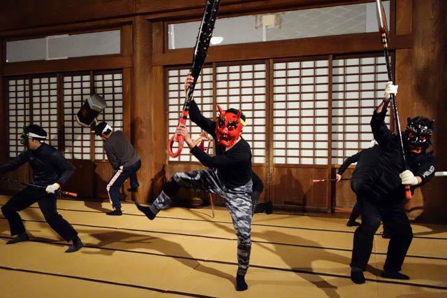 本成寺で練習を積む本成寺鬼踊り奉讃会