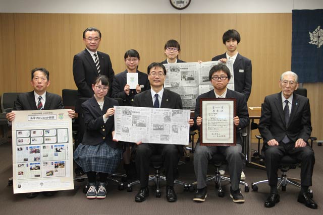 「ぼうさい甲子園」で奨励賞を受賞して鈴木市長を表敬訪問した小池中生徒会本部
