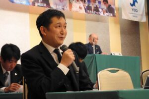 三条商工会議所青年部次年度会長の小柳明さんがあいさつ