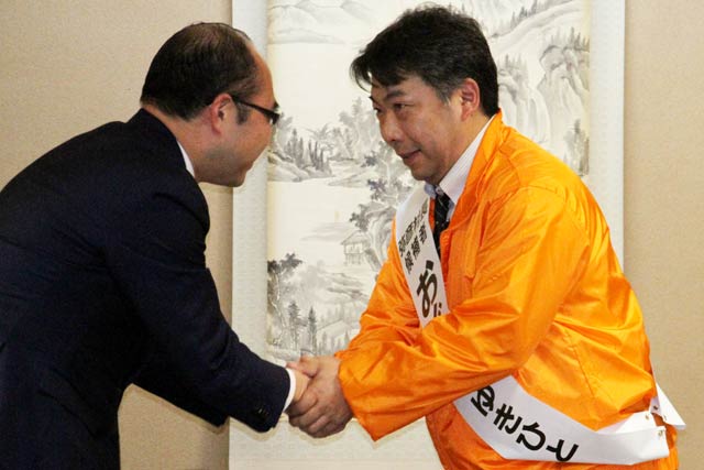 個人演説会で細田衆院議員と握手する小熊氏
