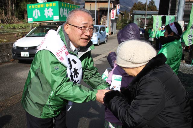 街頭演説で支持者と握手する小林氏