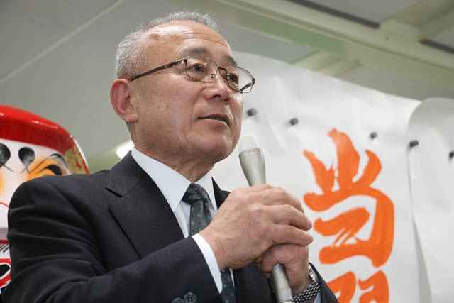 あいさつする小林氏