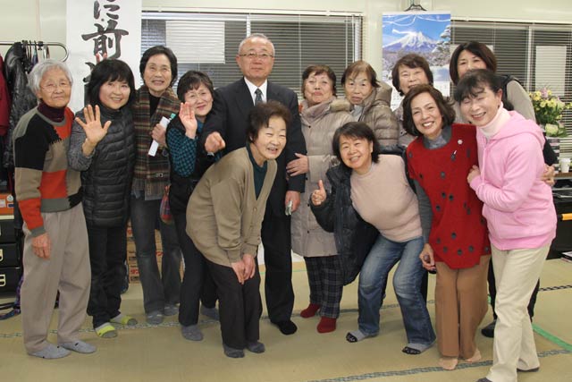 同級生らと記念写真