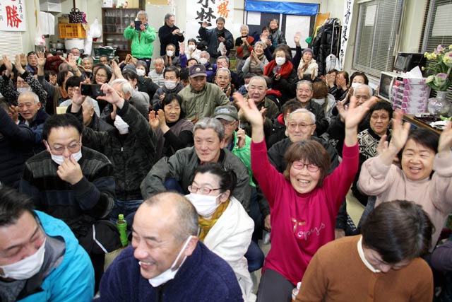 当確の知らせにわく選挙事務所