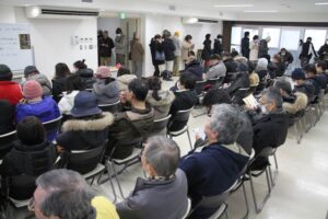 燕市総合文化センターでチケットの販売を待つ人