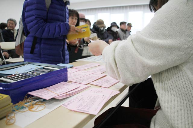 燕市総合文化センターでチケットの販売を待つ人