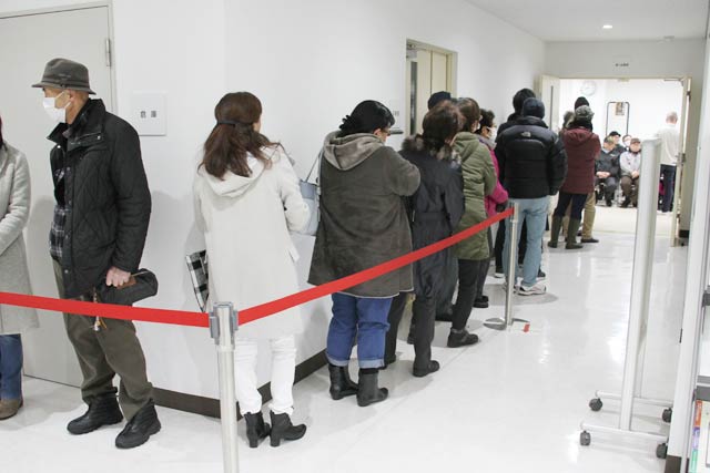 廊下から階段まで行列がのびる
