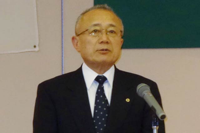 あいさつする小林氏
