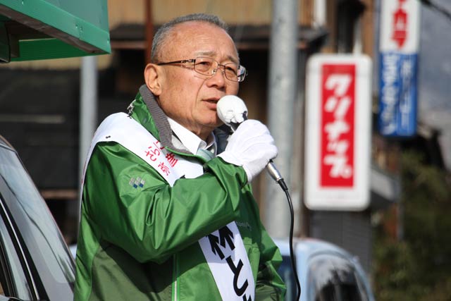 厳しい寒さのなかでマイクを握って訴えた小林氏