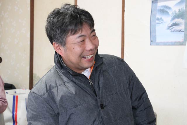選挙事務所で談笑する小熊氏