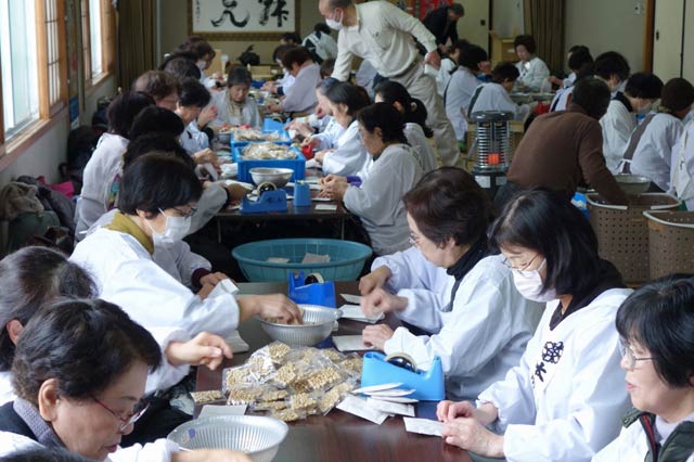 本成寺婦人会が福豆の袋詰め