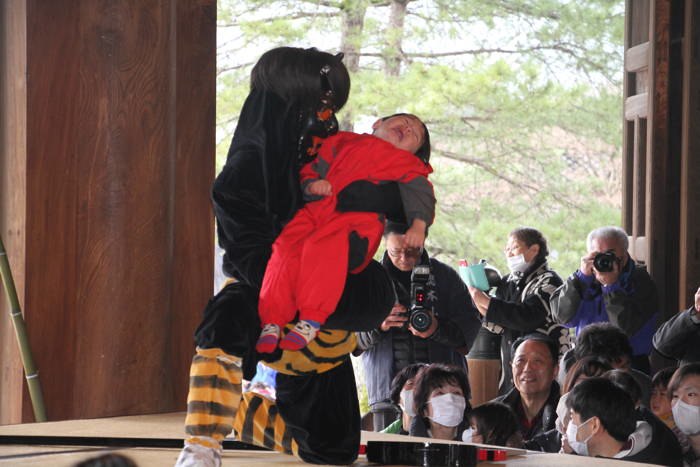 鬼に捕まって大泣きする子ども