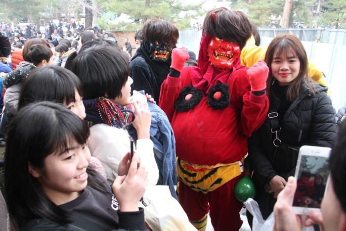 鬼踊りのあとはアイドルのように大人気の鬼たち
