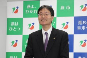 記者会見する鈴木市長