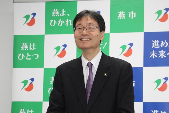 記者会見する鈴木市長