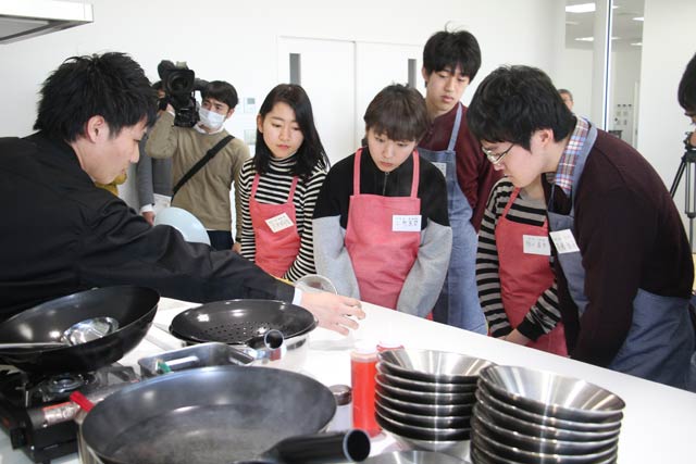 早稲田大学の地域連携ワークショップで燕ラーメンの調理体験