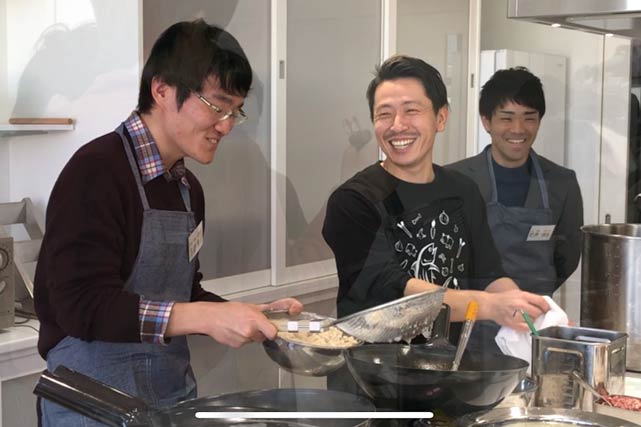 早稲田大学の地域連携ワークショップで燕ラーメンの調理体験