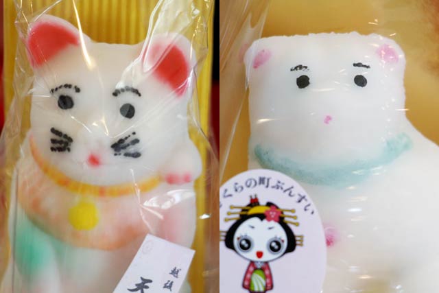まゆ毛が描かれている天神講の砂糖菓子の招き猫とイヌ