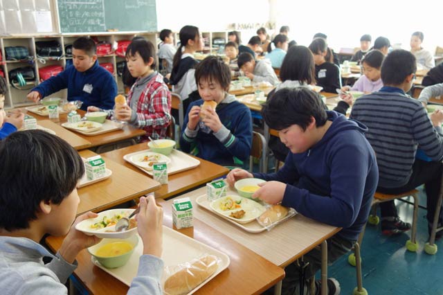 パンの給食を食べる月岡小6年1組