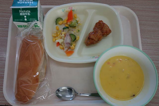 三条産小麦入りのコッペパンがついた給食