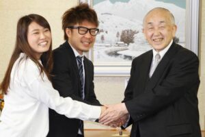 小池加茂市長を表敬訪問した高橋竜平選手と妻沙也さん