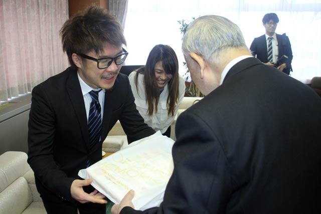 小池市長に土産