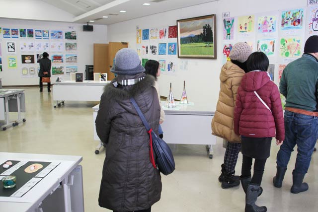 三条市教育センターで開かれている三条市幼小中美術展
