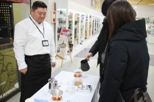 道の駅「燕三条地場産センター」でコーヒーをいれて試飲できる無料体験