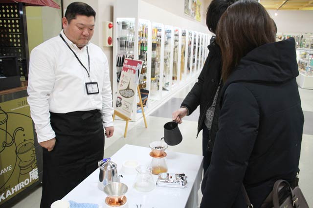 道の駅「燕三条地場産センター」でコーヒーをいれて試飲できる無料体験