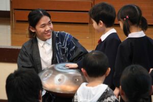 宝塔院幼稚園でハンドパンを出張演奏した久保田さん