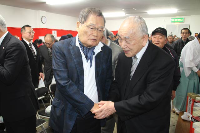 事務所開きを終わって小池氏と亀井氏が握手