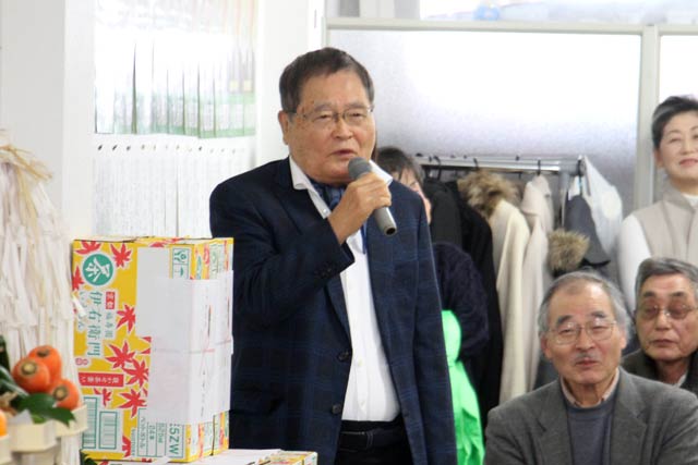 亀井静香氏があいさつ