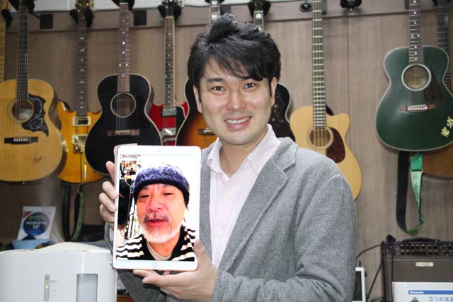 J.I.Jの五十嵐さんとタブレットでテレビ電話中のジョプリン得能さん