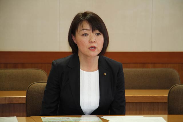 記者会見する藤田明美氏