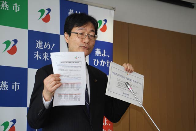 記者会見する鈴木市長