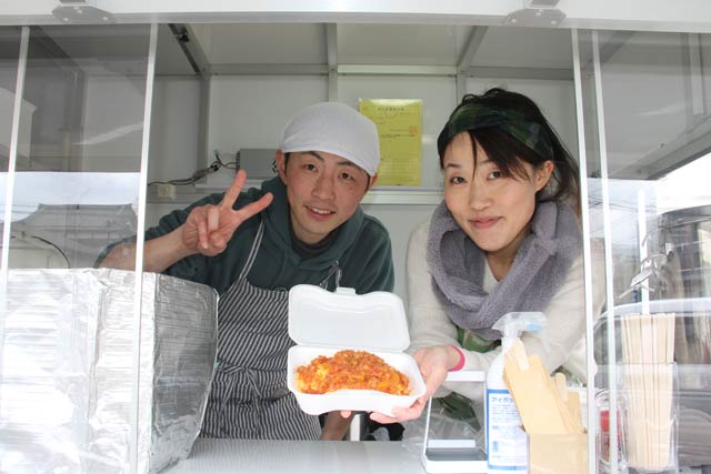 キッチンカー「さんきゅう♪オムライス」の営業を開始した川上さん夫婦