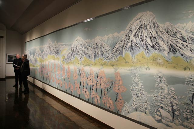 弥彦の丘美術館で開かれている「村山雨景　染め絵の世界 四季の越後路ー染色紀行展ー」で2×13メートルの巨大な作品「越後三山」