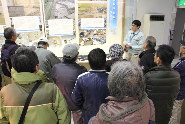 17日行われた三条市の「遺跡発掘調査速報展2019」の展示説明