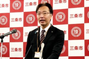 記者会見する国定三条市長