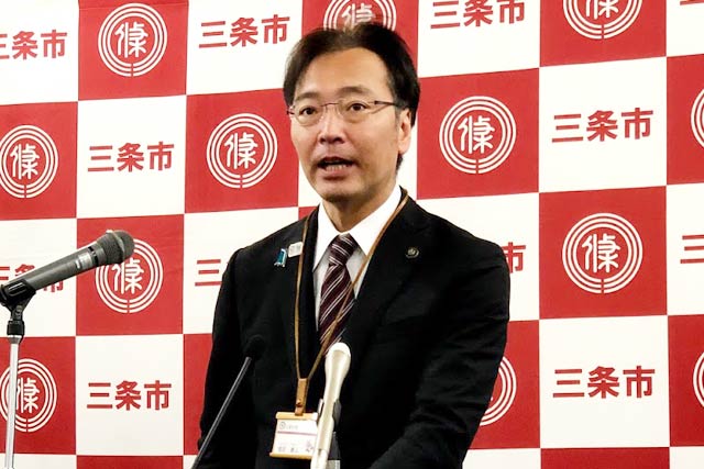 記者会見する国定三条市長